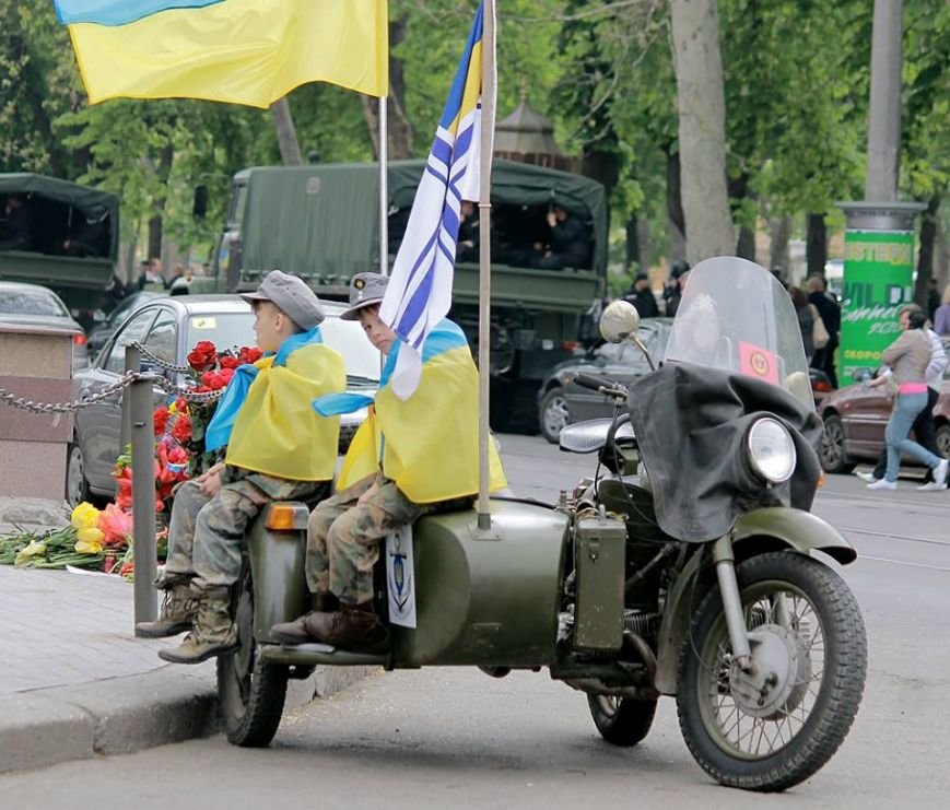 Герои не умирают: в Одессе почтили память погибших 2 мая, стоя на коленях (ФОТОРЕПОРТАЖ) (фото) - фото 2
