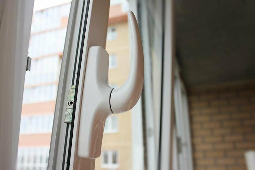 В Одесской области четырехлетний ребенок оперся на москитную сетку и ...