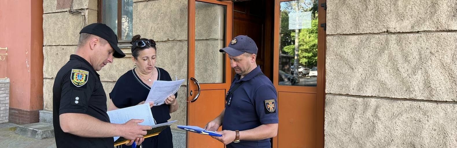 Поліцейські та рятувальники обстежують доступність укриттів та сховищ на Одещині