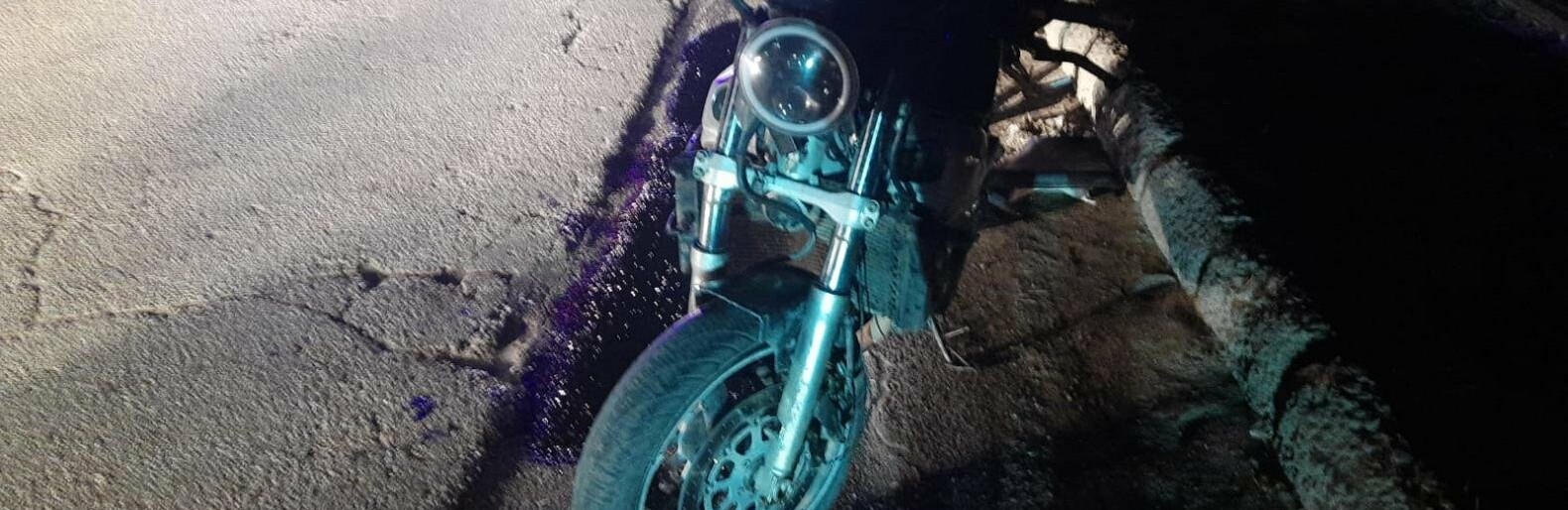 В Одеській області мотоцикліст врізався в автівку, він та його пасажирка отримали травми та забої, - ФОТО