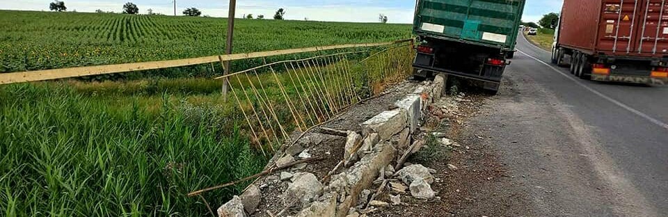 На Одещині водій вантажівки протаранив огорожу мосту і злетів у кювет, - ФОТО 