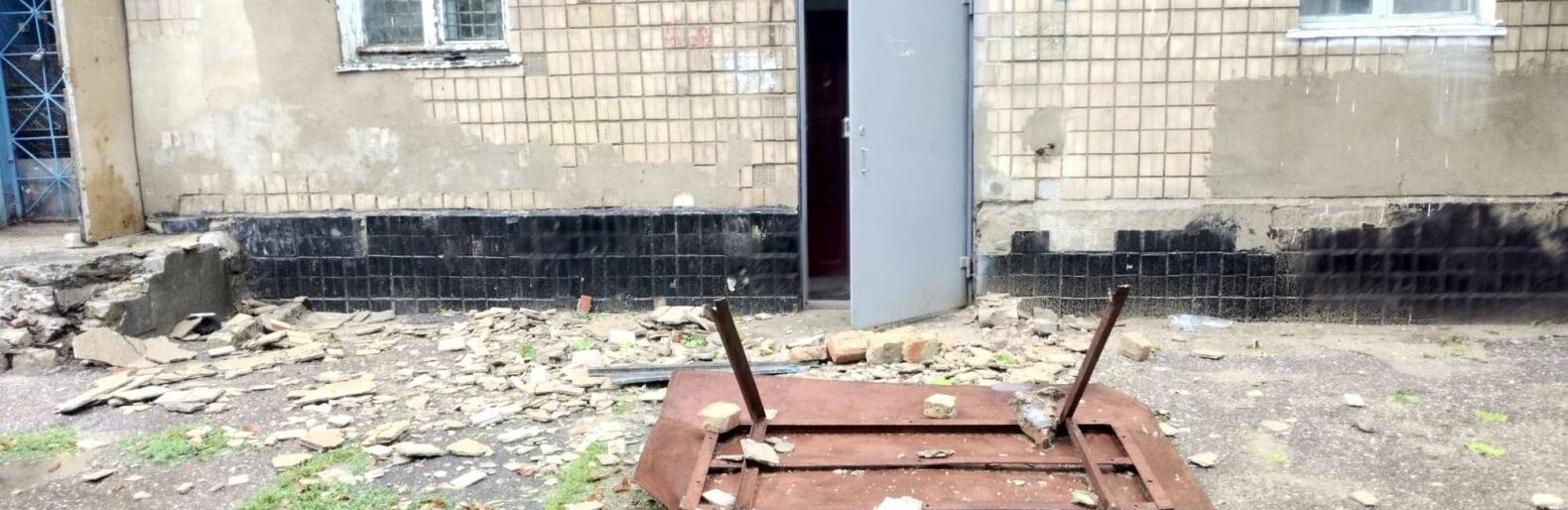 В Одесі жінку ледве не привалило фасадом і козирком проблемного будинку, - ВІДЕО 