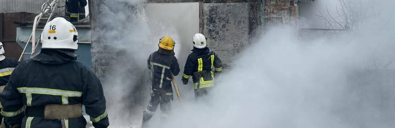 Згорів гараж з автомобілем: рятувальники Одещини близько 30 хвилин боролись з вогнем, - ФОТО, ВІДЕО 