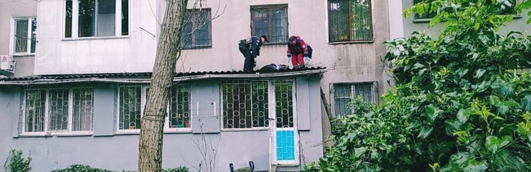 В Одесі літня жінка випала з 5-го поверху