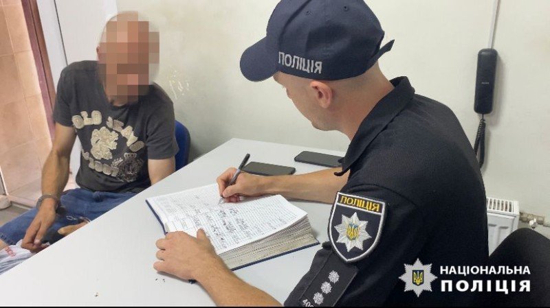 Зірвав з шиї золотий ланцюжок: в Одесі чоловік пограбував 84-річного перехожого