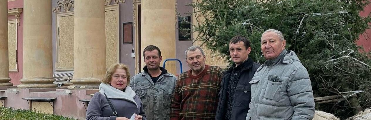 У дворі одеського музею висадили дерева з розплідника загиблого військового