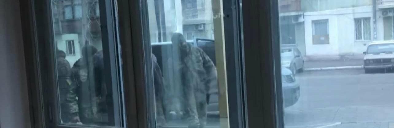 В Одесі жорстко затримали чоловіка під час вручення повістки: призначено службову перевірку, - ФОТО