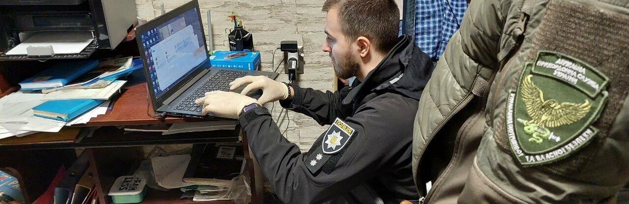 Перевезла 18 призовників через кордон: поліцейські затримали жительку Одещини, - ФОТО, ВІДЕО 