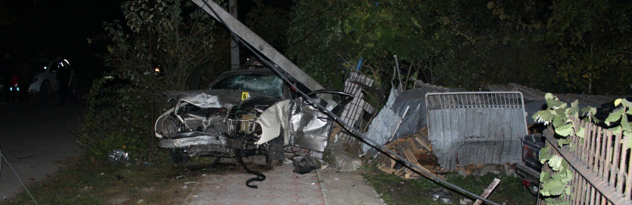 На Одещині автівка наїхала на стовп, загинуло дві людини,- ФОТО