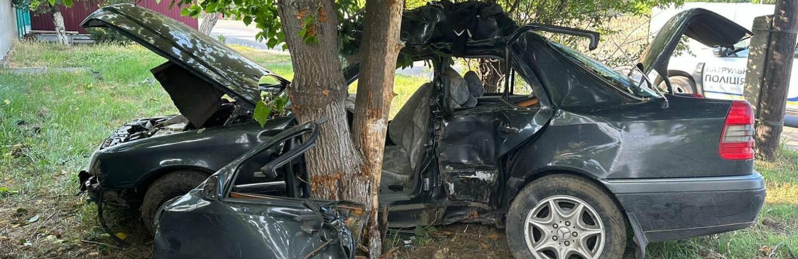Постраждали чоловік та підліток: на Одещині автівка злетіла з дороги, - ФОТО 