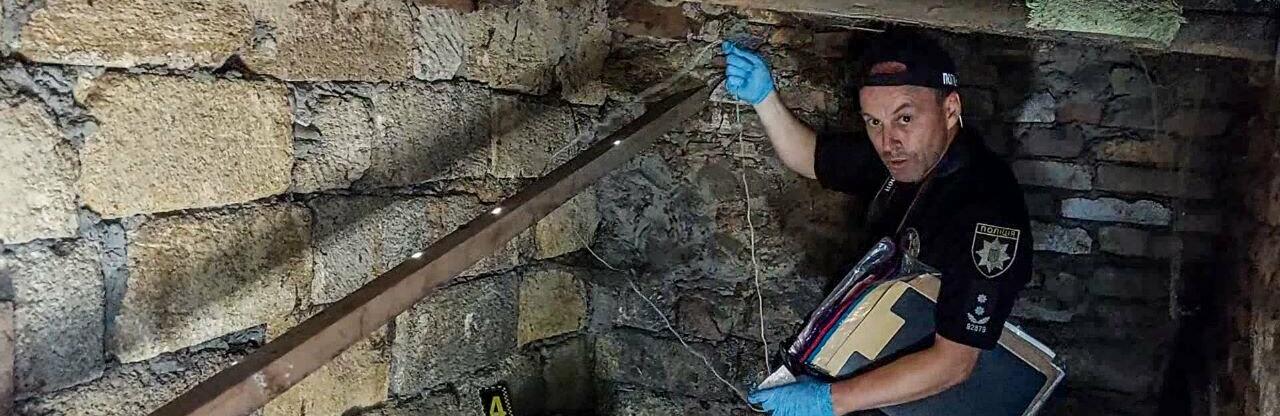 Побила, обпікла газовою горілкою, прив’язала і зачинила у сараї: на Одещині дівчина жорстоко 