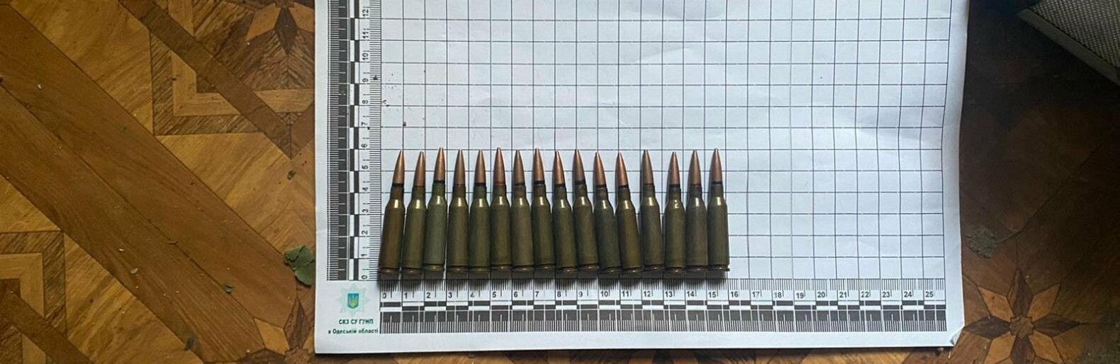 На Одещині поліцейські приїхали вгамувати нетверезого чоловіка, а знайшли арсенал та наркотики
