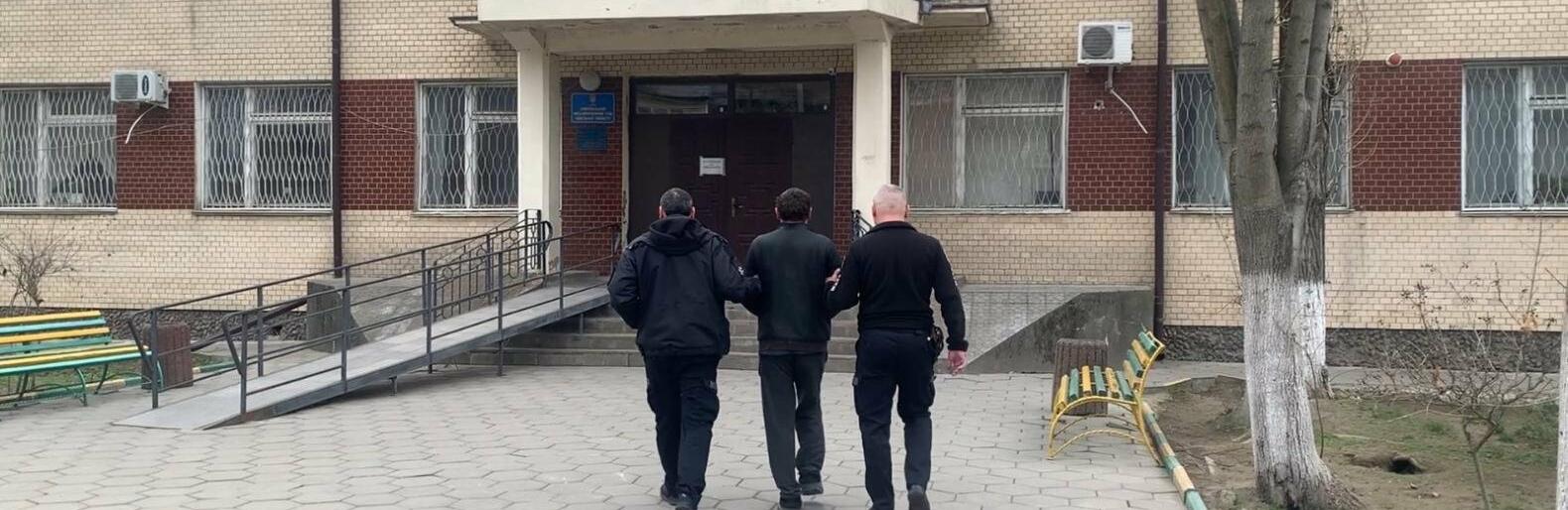 Прогулянка з собакою закінчилася розбоєм:  на Одещині затримали чоловіка, який вдарив співмістянина