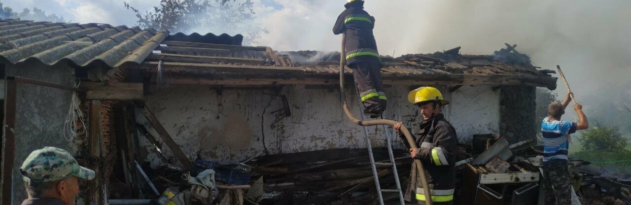 На Одещині спалахнув дах приватного будинку, - ФОТО