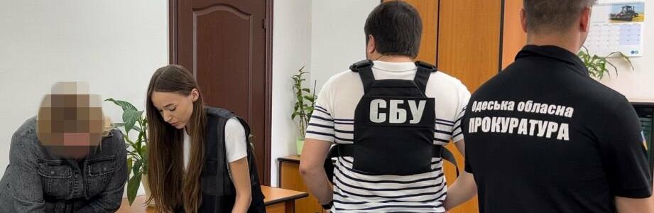 5000 доларів за поновлення підприємницької діяльності: на Одещині викрили у хабарництві керівну особу Державної податкової служби