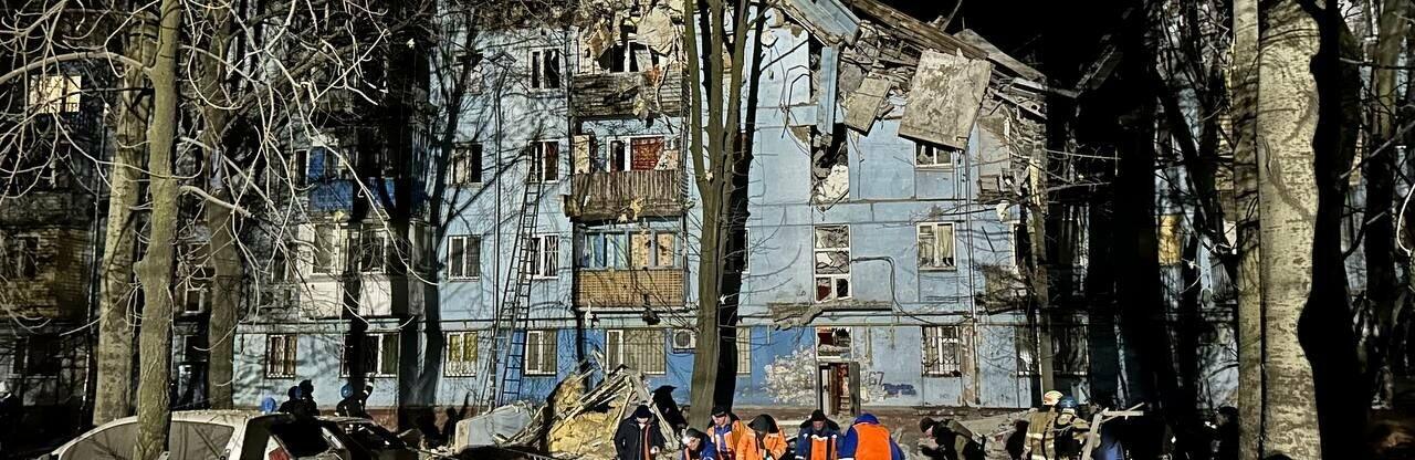 Російська ракета влучила у п'ятиповерхівку в Запоріжжі, коли люди мирно спали: є загиблі, - ФОТО