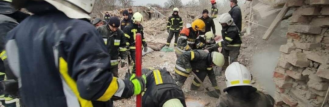 Ракета впала у житловій зоні: внаслідок нічної атаки на Львівщині є загиблі, - ФОТО, ВІДЕО З ДРОНУ