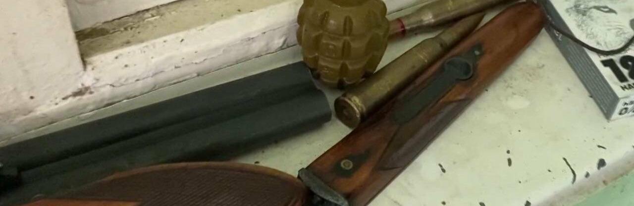 У 53-річного одесита правоохоронці знайшли наркотики і вогнепальну та холодну зброю, - ФОТО