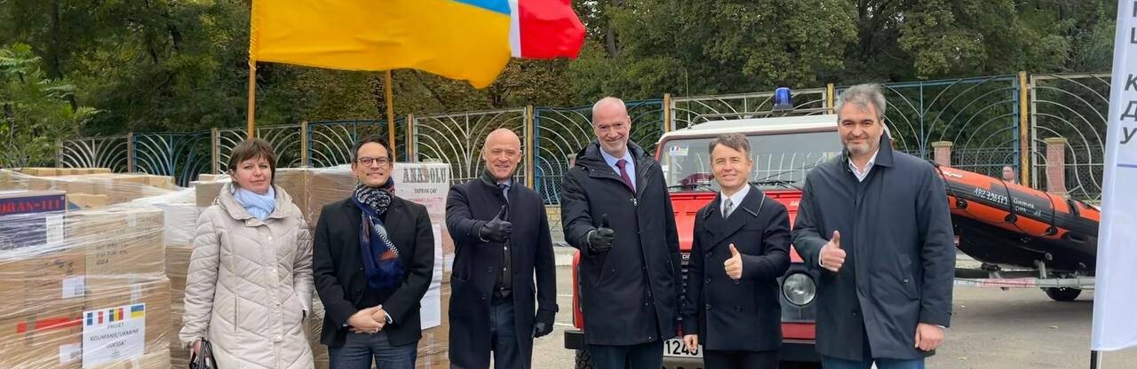 Ліки, човен та позашляховик: до Одеси прибув гуманітарний вантаж із Франції, - ФОТО