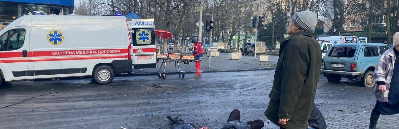 Росіяни обстріляли центр Херсона: 7 людей загинули, 58 - поранені, - ФОТО
