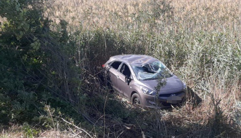 На трасі Одеса-Рені автомобіль злетів у кювет та перевернувся, постраждала пасажирка, - ФОТО