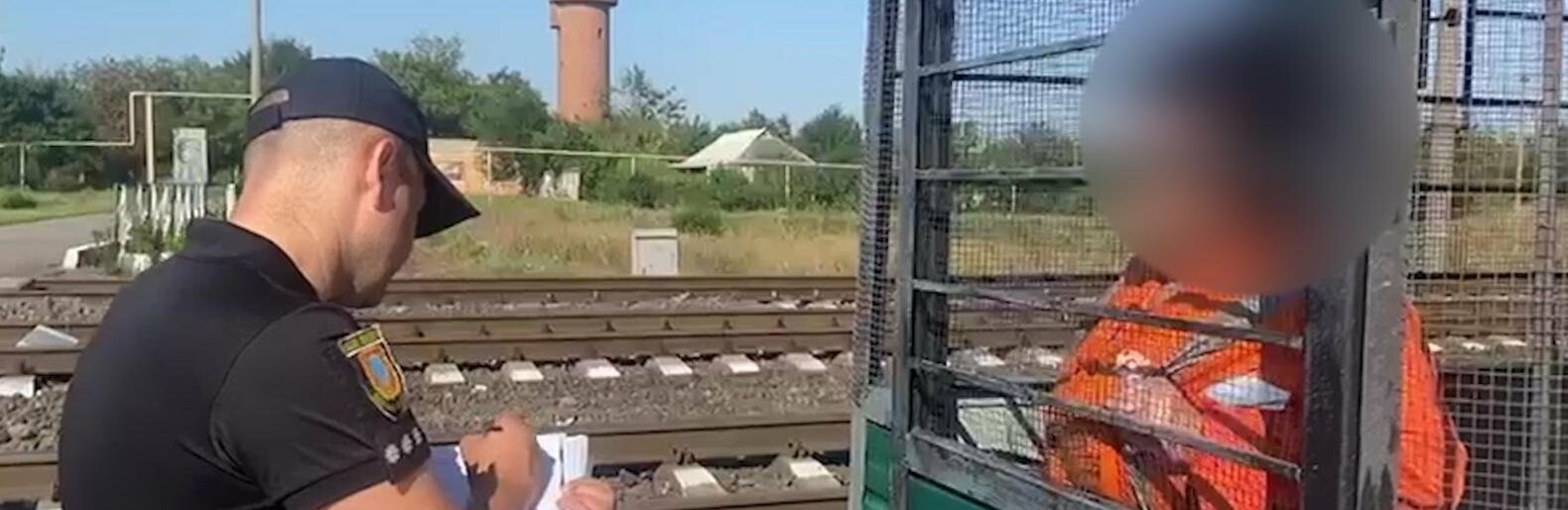Померла під час застілля. а приятелі злякалися: на Одещині двоє чоловіків вивезли тіло жінки у лісосмугу