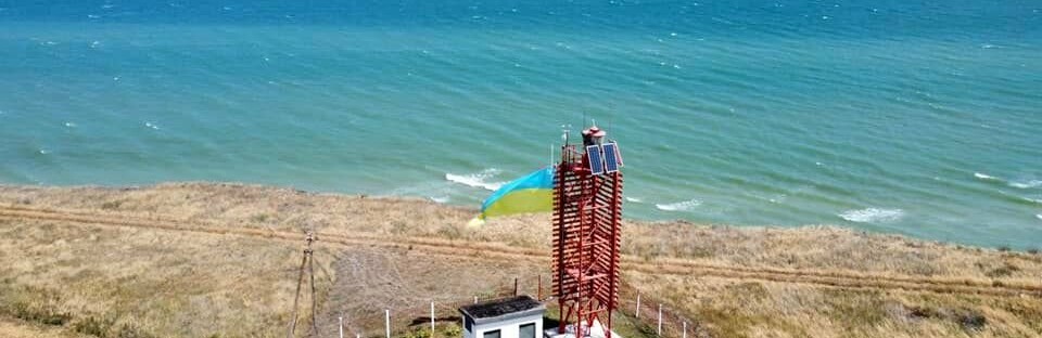 На одному з маяків Одещини замайорів величезний прапор, - ФОТО
