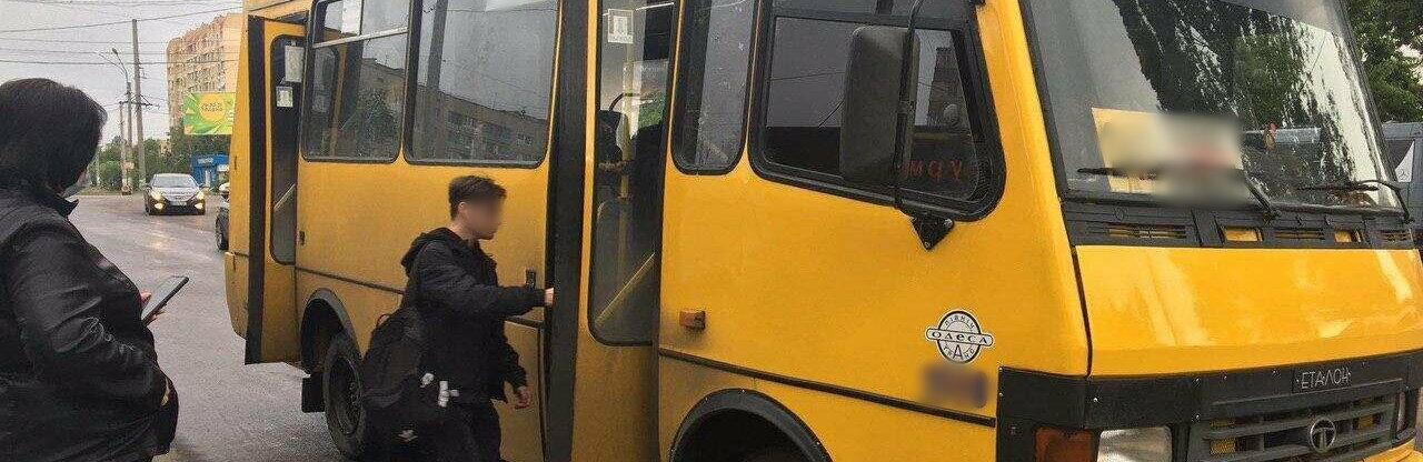 Випала з маршрутки: через необачність водія в Одеській області травмувалась дитина 