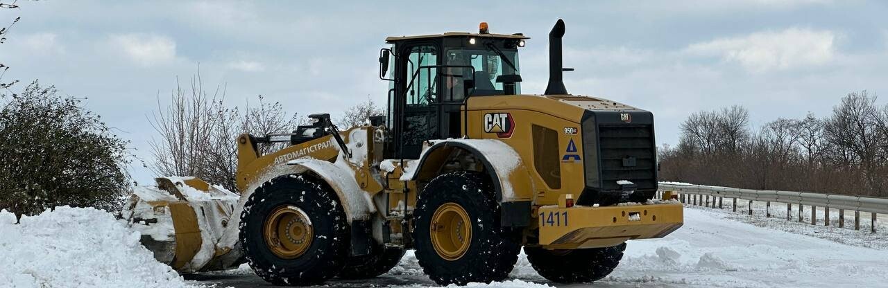 На Одещині важка техніка продовжує розблоковувати автівки на трасах