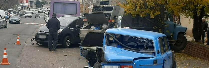 У вантажівки відмовили гальма: під Одесою сталася ДТП з шістьма автомобілями, постраждали дві людини, - ФОТО