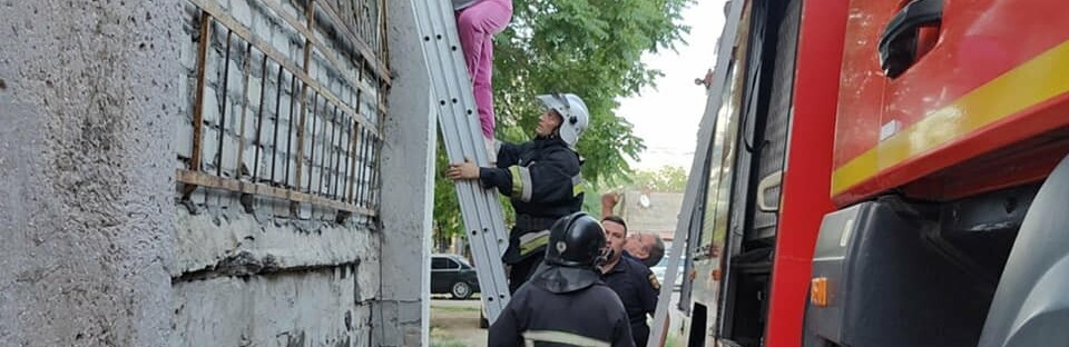 У дев'ятиповерхівці в Одесі спалахнула квартира, евакуювали 18 людей, - ФОТО