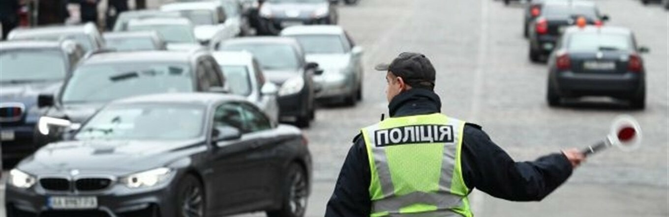 На вулицях Одеси патрульні регулюють рух на перехрестях з непрацюючими світлофорами