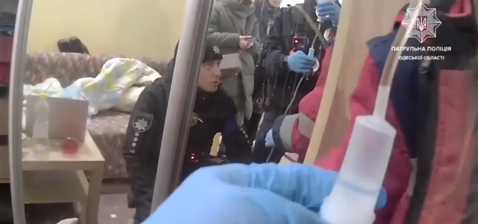 Одеські патрульні врятували життя чоловікові, - ВІДЕО 