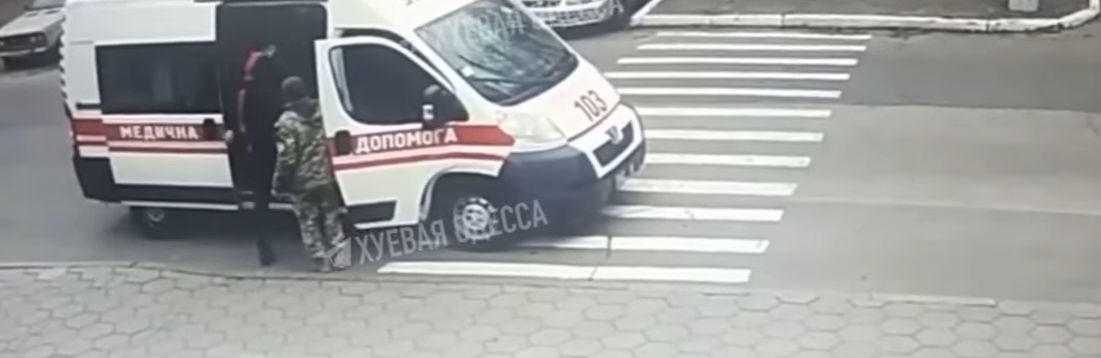 В Одесі вручали повістки на кареті швидкої допомоги,- ВІДЕО