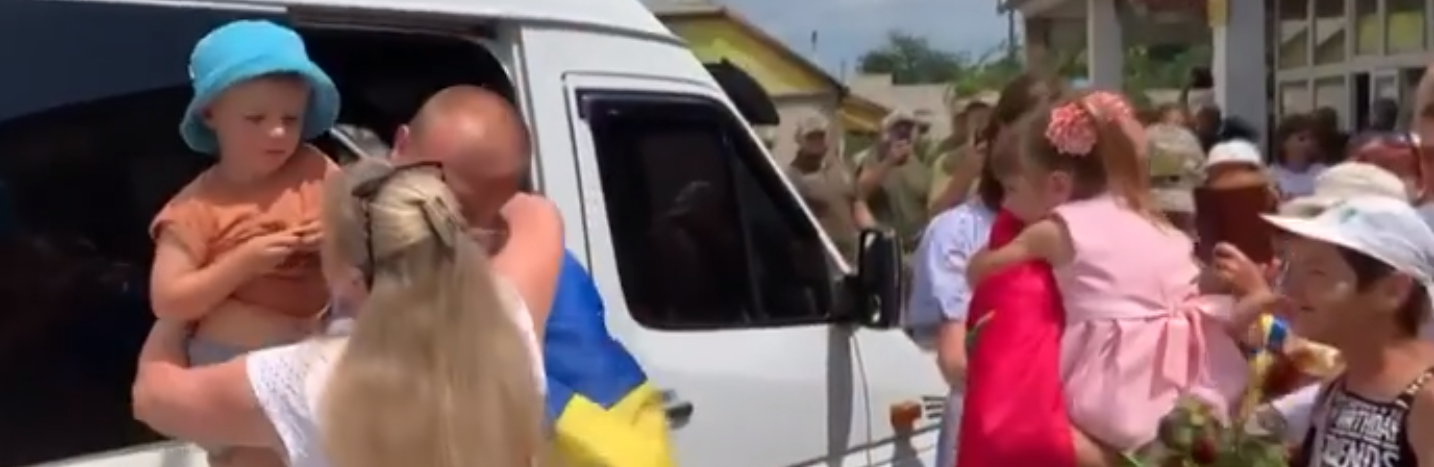 На Одещині зустріли захисників Зміїного, які повернулися з російського полону, - ВІДЕО 