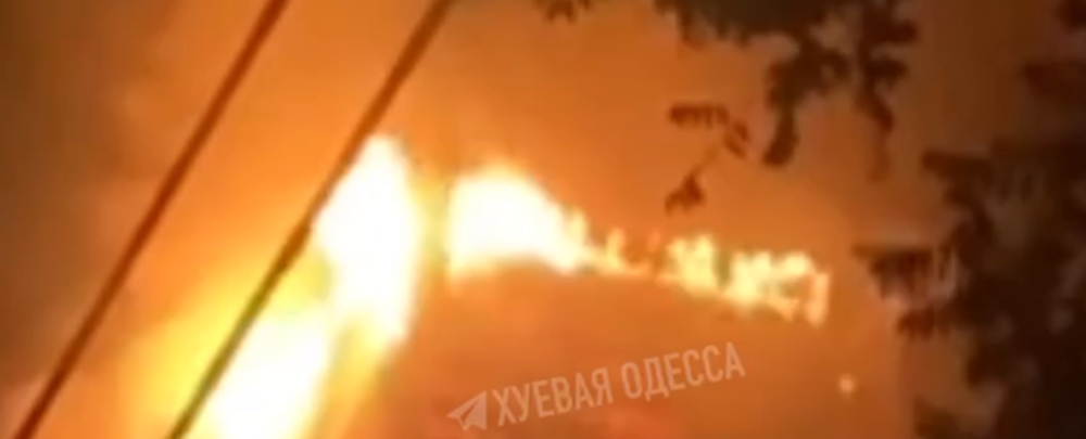 Пожежі в Одесі, є постраждалі: ворог атакує місто, - ВІДЕО