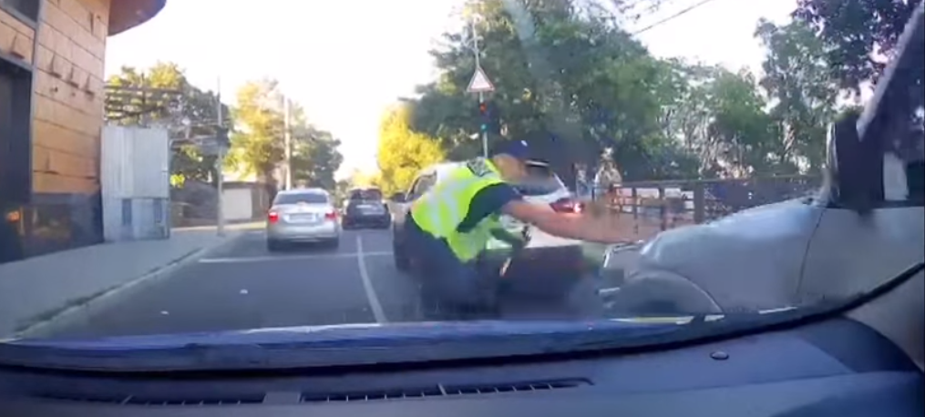 Ледь не переїхав копа і протаранив патрульне авто: погоня за нетверезим водієм в Одесі, - ВІДЕО 