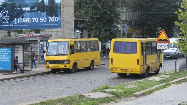 Водій не закрив двері: на Одещині жінка випала з маршрутки під час руху та отримала травми