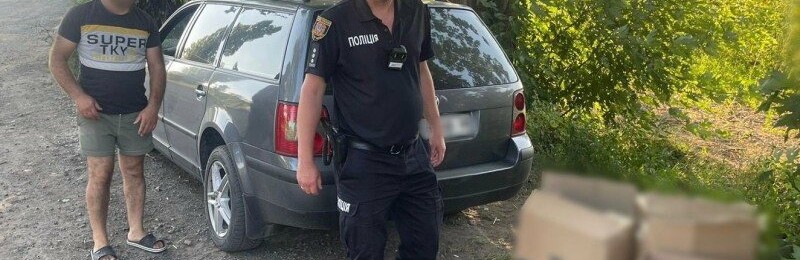 На Одещині поліцейські знайшли в автомобілі майже тисячу пачок цигарок без акцизу, - ФОТО 