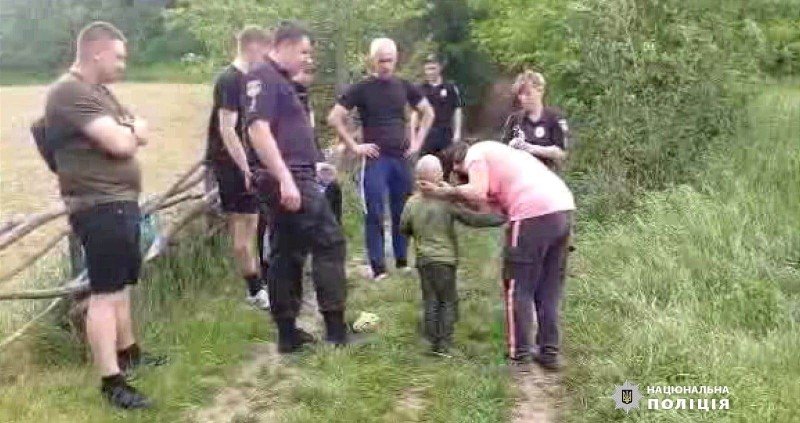 Застряг у болоті і не міг покликати на допомогу: на Одещині знайшли чотирирічного хлопчика, - ФОТО, ВІДЕО 