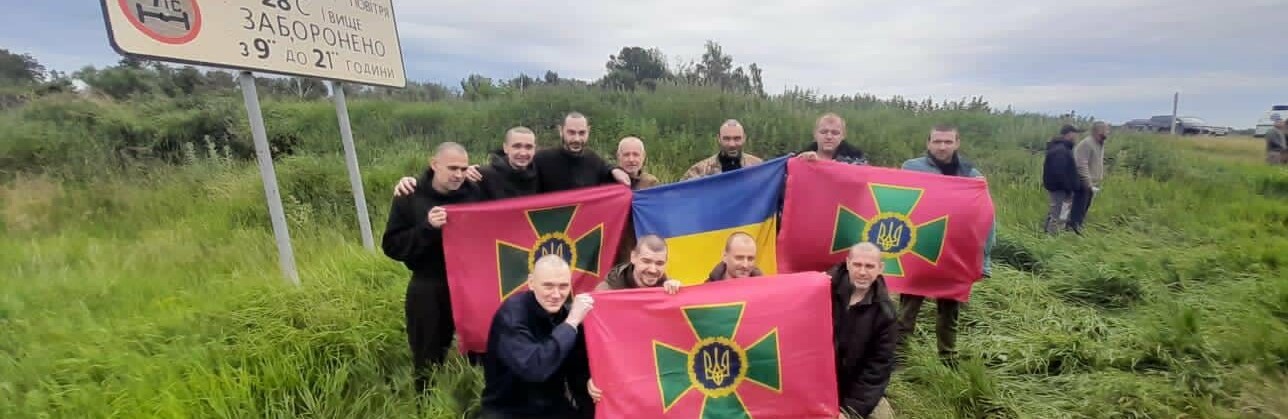 З російського полону звільнили двох захисників Зміїного