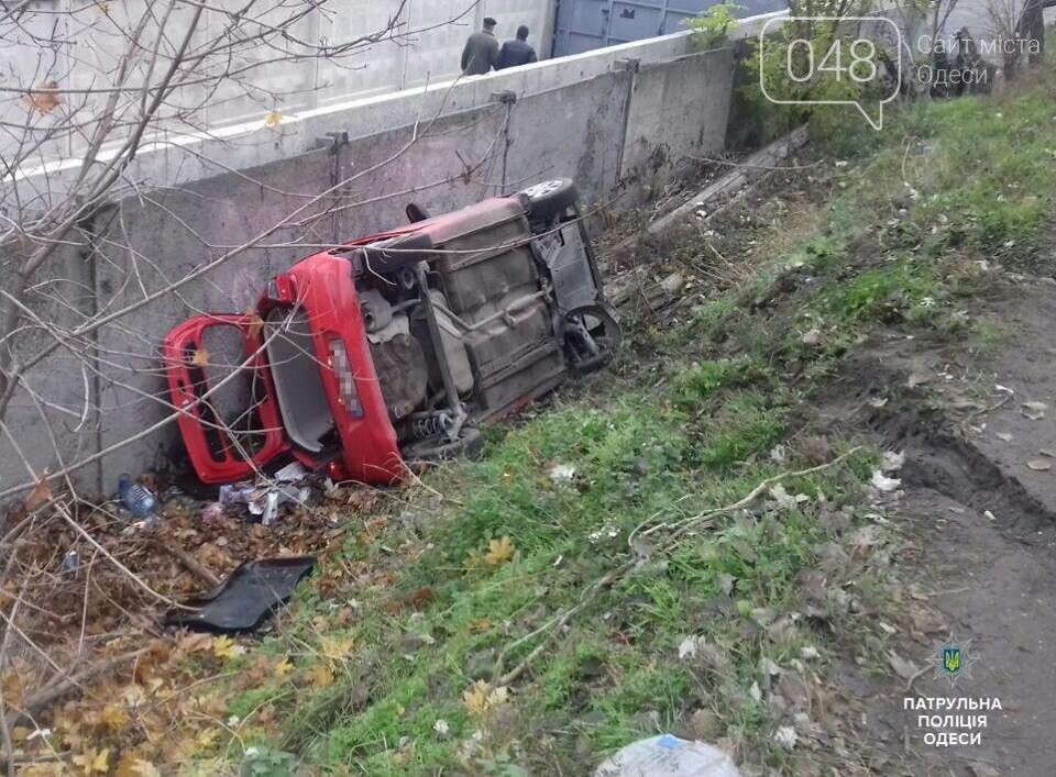 В Одессе дама на иномарке упала с моста (ФОТО), фото-1 В Одессе дама на иномарке упала с моста (ФОТО), фото-1