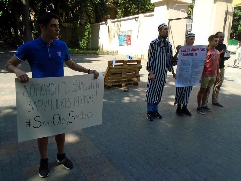 Трамп в тюремной робе и Путин в ушанке: одесситы «снимали..., фото-2 Трамп в тюремной робе и Путин в ушанке: одесситы «снимали кино», требуя освободить политзаключенных, - ФОТО , фото-2