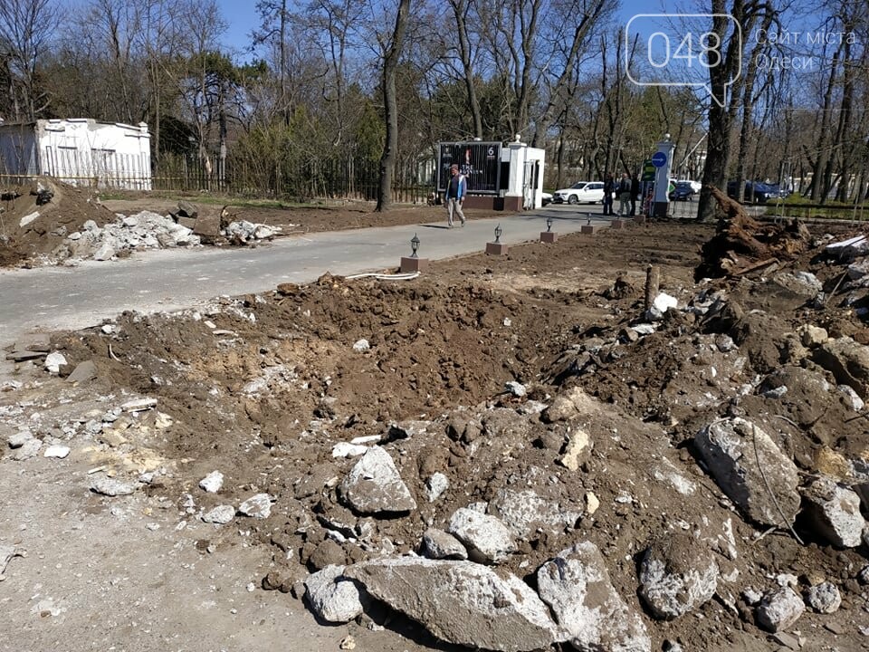 Демонтаж "Памятника мертвым деревьям" на Французком бульваре