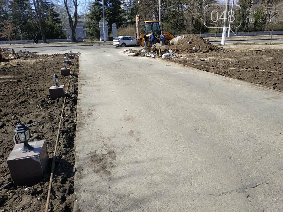 Демонтаж "Памятника мертвым деревьям" на Французком бульваре