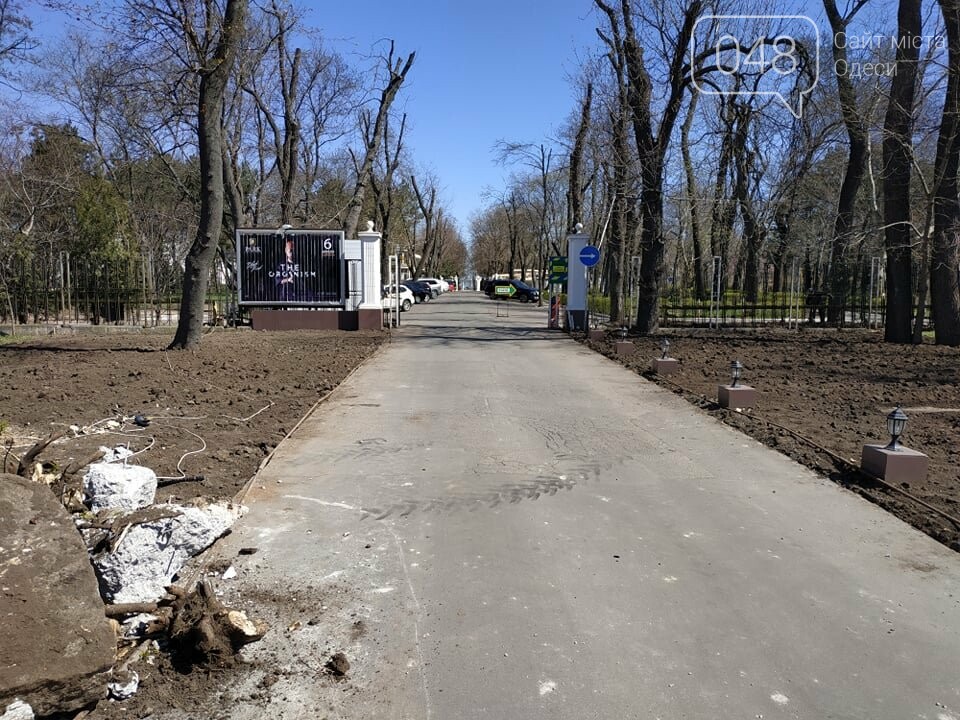 Демонтаж "Памятника мертвым деревьям" на Французком бульваре