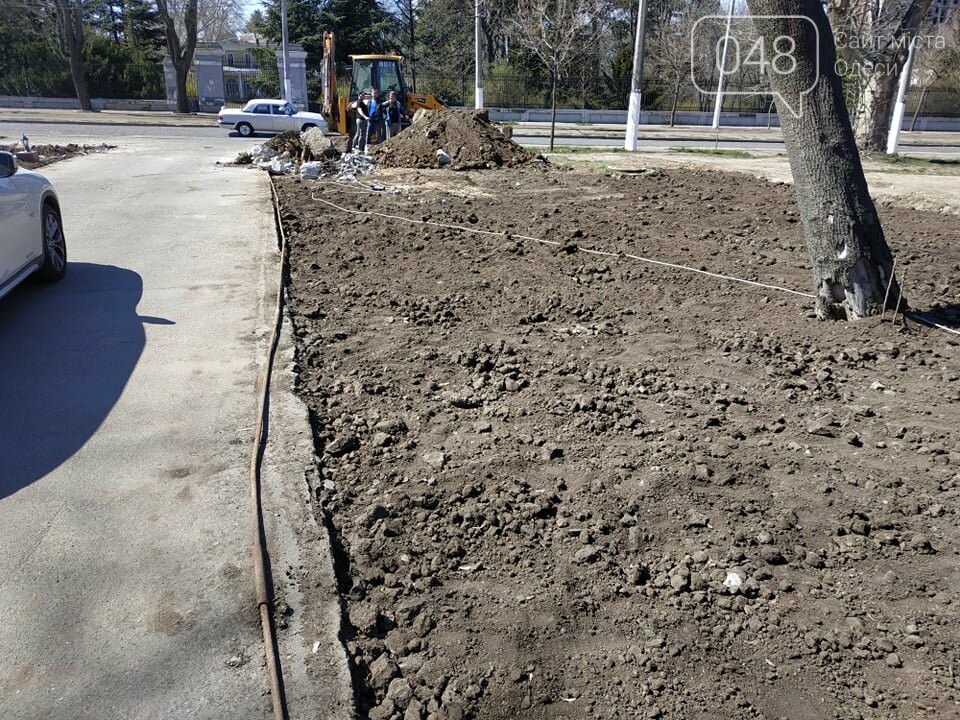 Демонтаж "Памятника мертвым деревьям" на Французком бульваре