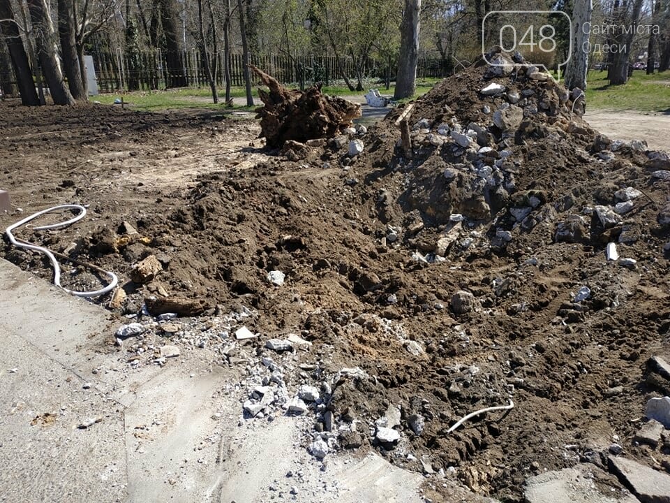 Демонтаж "Памятника мертвым деревьям" на Французком бульваре