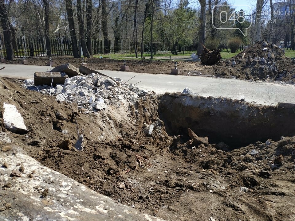 Демонтаж "Памятника мертвым деревьям" на Французком бульваре