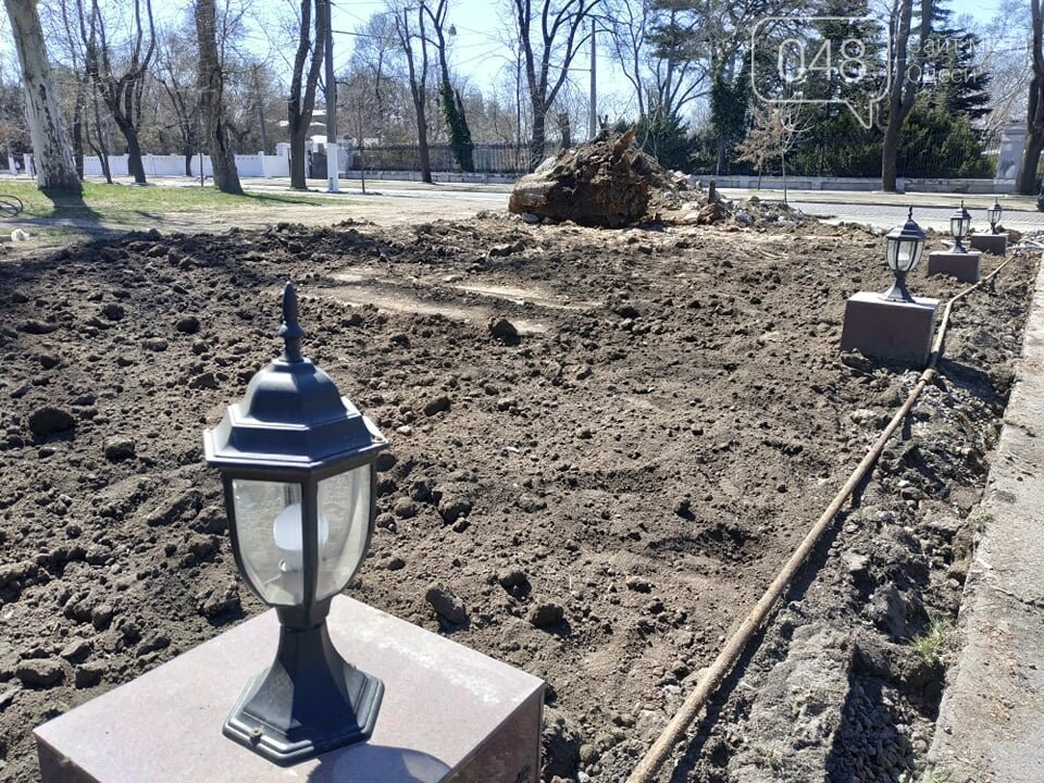 Демонтаж "Памятника мертвым деревьям" на Французком бульваре